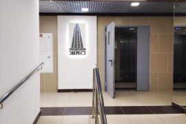 Отличная 1.5 комнатная квартира! 
Пред чистовая отделка дает вам возможность сделать ремонт на свой вкус! 
Отдельная спальня с выходом на панорамный балкон!
Просторная гостиная с кухней!
Новый жилой комплекс с уютным двориком и детской площадкой! 
Вс