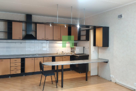 -Продам весь этаж,по документам квартира,с своим выходом на крышу и терасу в самом центре города.