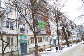   Продам 2 комнатную квартиру в панельном 5 этажном
 доме.
   Квартира на 4 этаже. На площадке по 3 квартиры, 
из-за этого большой и удобный холл. 
Рядом с домом 3 детских сада, 2 школы, 
одна из них кадетская. Остановки транспорта у дома: 
трамвай,