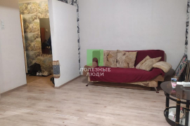 -Продам отличную двухкомнатную квартиру в тихом районе.